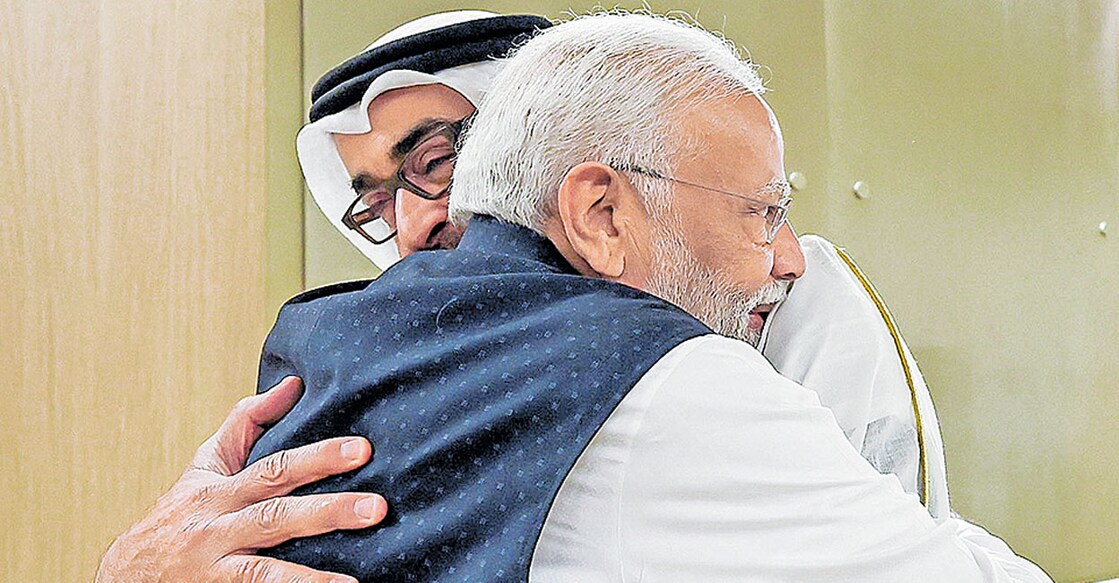 narendra-modi യുഎഇയിൽ എത്തിയ പ്രധാനമന്ത്രി നരേന്ദ്രമോദിയെ ആലിംഗനം ചെയ്തു സ്വീകരിക്കുന്ന പ്രസിഡന്റ് ഷെയ്ഖ് മുഹമ്മദ് ബിൻ സായിദ് അൽ നഹ്യാൻ.