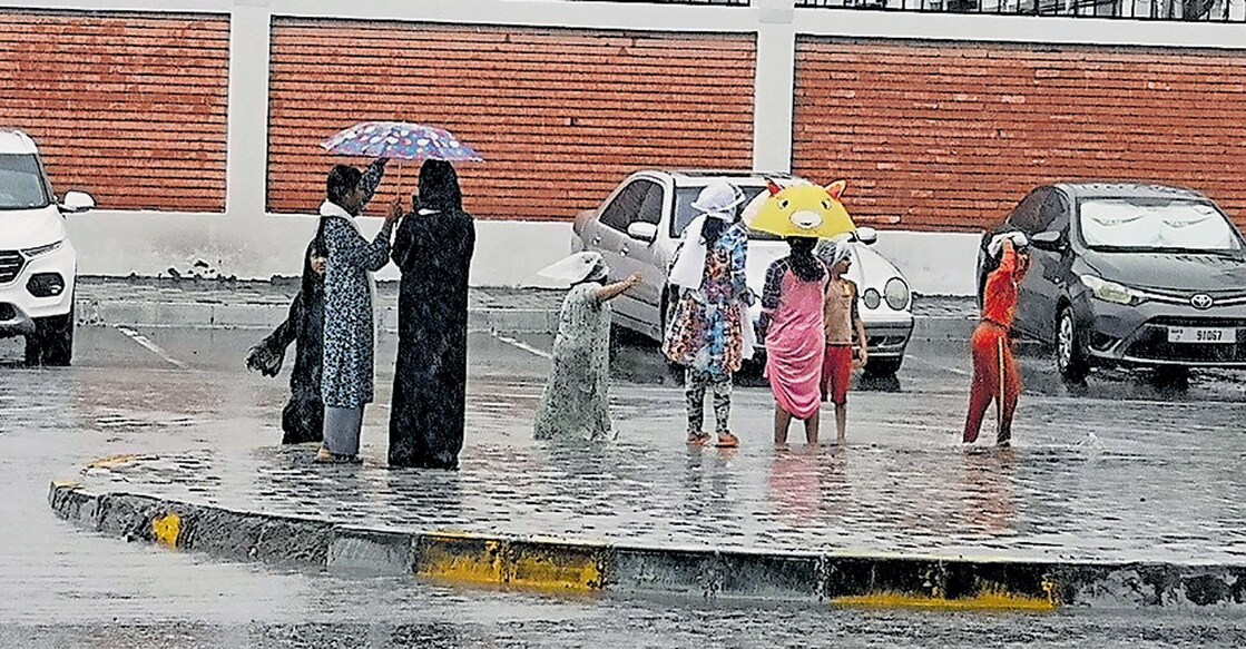 heavy-rain-dubai അബുദാബിയിൽ പെയ്ത കനത്ത മഴ നനഞ്ഞ് ആസ്വദിക്കുന്ന മലയാളി കുട്ടികൾ.