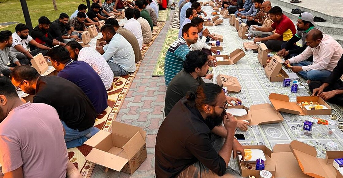 ഷാർജ അൽ മഹാസ്3 പള്ളിയിലെ ആദ്യത്തെ നോമ്പുതുറ. ചിത്രം–സിറാജ് വി. പി. കീഴ് മാടം