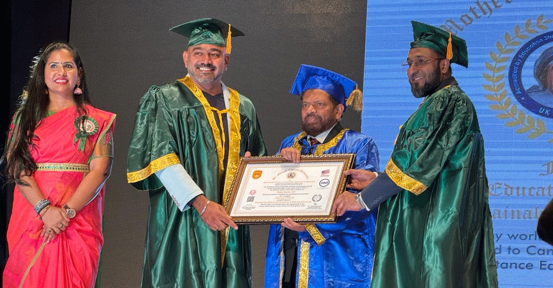 honorary-doctorate-dr-vv-abdulkhader ചിത്രം: സെന്റ് മദർ തെരേസ യൂണിവേഴ്സിറ്റിയുടെ ഓണററി ഡോക്ടറേറ്റ് അബുദാബി മോഡൽ സ്കൂൾ പ്രിൻസിപ്പൽ ഡോ. വി.വി.അബ്ദുൽഖാദർ ഏറ്റുവാങ്ങുന്നു.