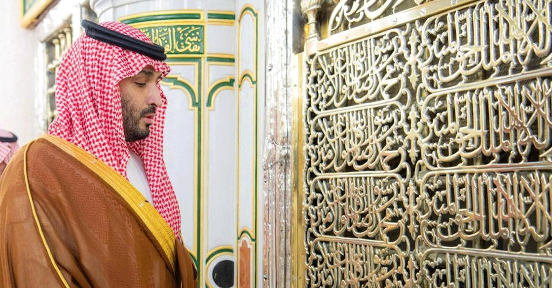 saudi-crown-prince-mohamad-bin-salman-arrives-madinah സൗദി കിരീടാവകാശി മുഹമ്മദ് ബിൻ സൽമാൻ മദീനയിലെ പ്രവാചക പള്ളിയിൽ. ചിത്രം: ഹറമെയിൻ.