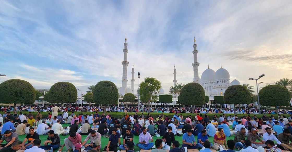 grand-mosque അബുദാബി ഷെയ്ഖ് സായിദ് ഗ്രാൻഡ് മോസ്കിൽ സമൂഹ നോമ്പുതുറയിൽ പങ്കെടുക്കുന്ന മലയാളികൾ ഉൾപ്പെടെ വിവിധ രാജ്യക്കാർ. ചിത്രം: റഫീഖ് ബ്രഹ്മകുളം, ബ്രാൻഡ് ബോക്സ് മീഡിയാ പ്രൊഡക്ഷൻസ്.