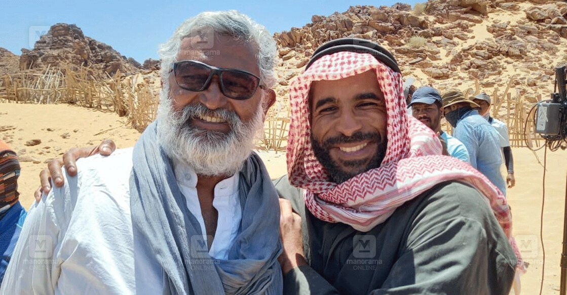 actor-rick-abe-who-plays-junior-arbaba-in-aadujeevitham ജോർദാനിലെ ആടുജീവിതം ചിത്രീകരണത്തിനിടെ റിക് അബെ സംവിധായകൻ ബ്ലെസിയോടൊപ്പം. ചിത്രം–സ്പെഷ്യൽ അറേഞ്ച്മെന്റ്.