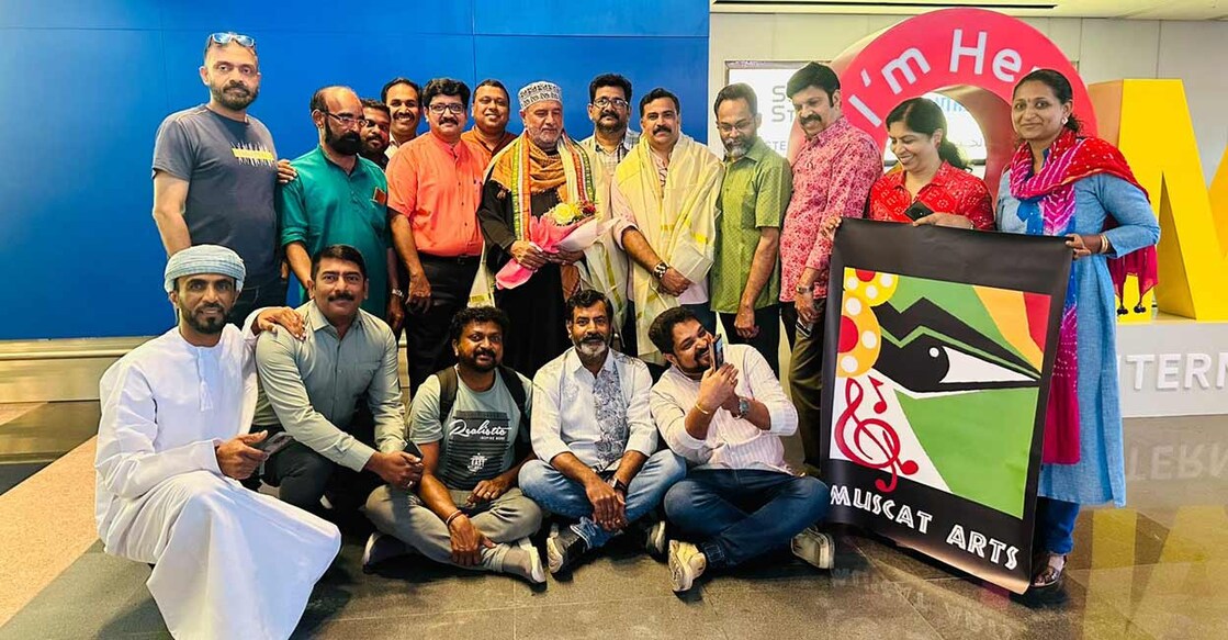 dr-talib-al-balushi-was-received-at-muscat-international-airport ഡോ. താലിബ് അല് ബലൂഷിക്ക് മസ്കത്തിലെ കലാസാംസ്കാരിക പ്രവര്ത്തകരും ടീം മസ്കത്ത് ആര്ട്സും മസ്കത്ത് രാജ്യാന്തര വിമാനത്താവളത്തില് സ്വീകരണം നൽകിയപ്പോൾ.
