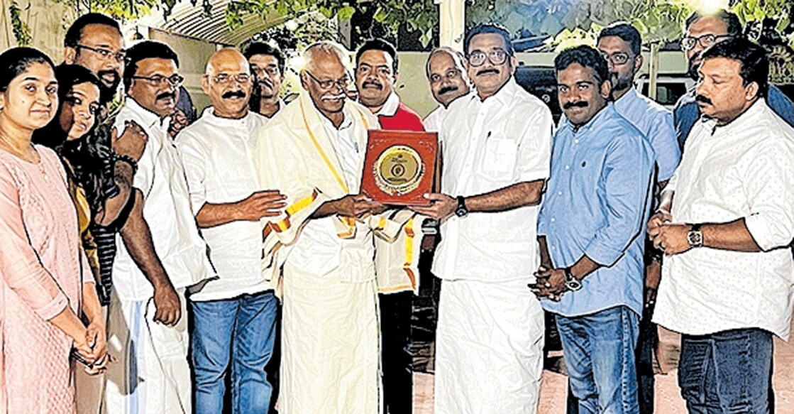 എം.എൻ.കാരശ്ശേരിയെ അരങ്ങ് സാംസ്‌കാരിക വേദി രക്ഷാധികാരി എ.എം.അൻസാർ ആദരിച്ചപ്പോൾ. 