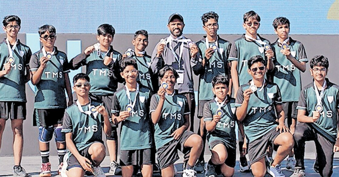 adek-abu-dhabi-model-school-champions അഡെക് ചാംപ്യൻഷിപ്പിൽ അണ്ടർ–15 വോളിബോളിൽ ചാംപ്യൻമാരായ അബുദാബി മോഡൽ സ്കൂൾ ടീം.