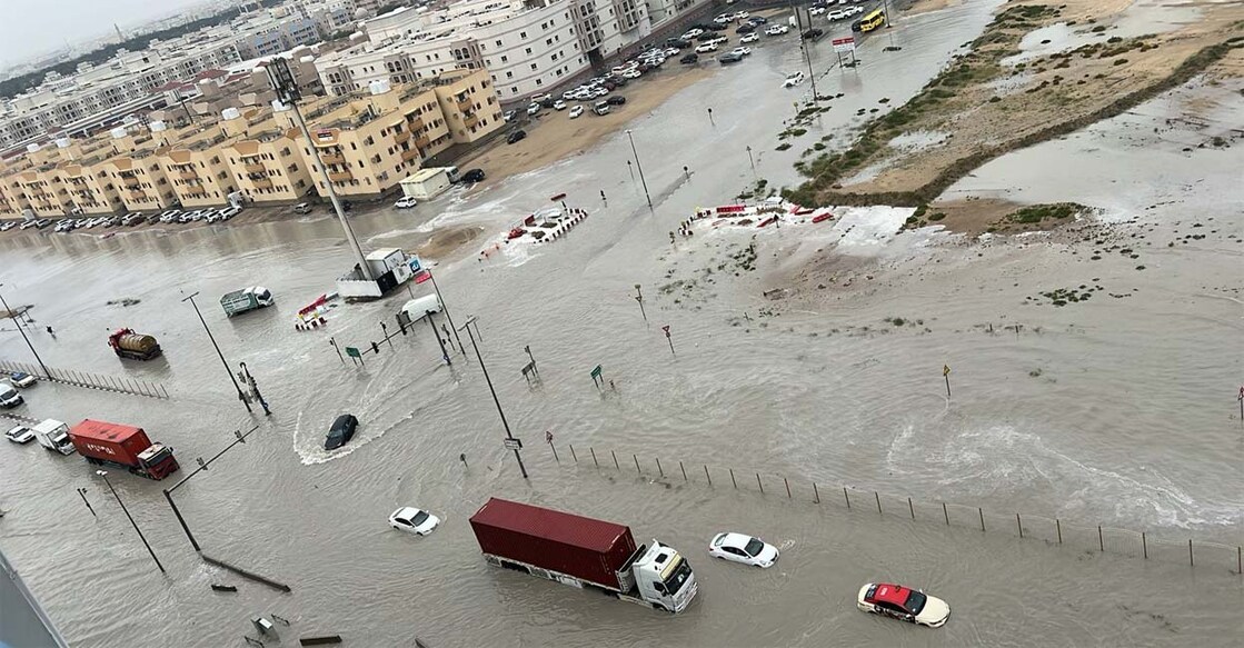 dubai-flood മുഹൈസിന 4ലെ ട്രാഫിക് ജംഗ്ഷനും റോഡുകളും മഴവെള്ളത്തിൽ മുങ്ങിയപ്പോൾ. ചിത്രം: മിറാജ് മുഹമ്മദ്