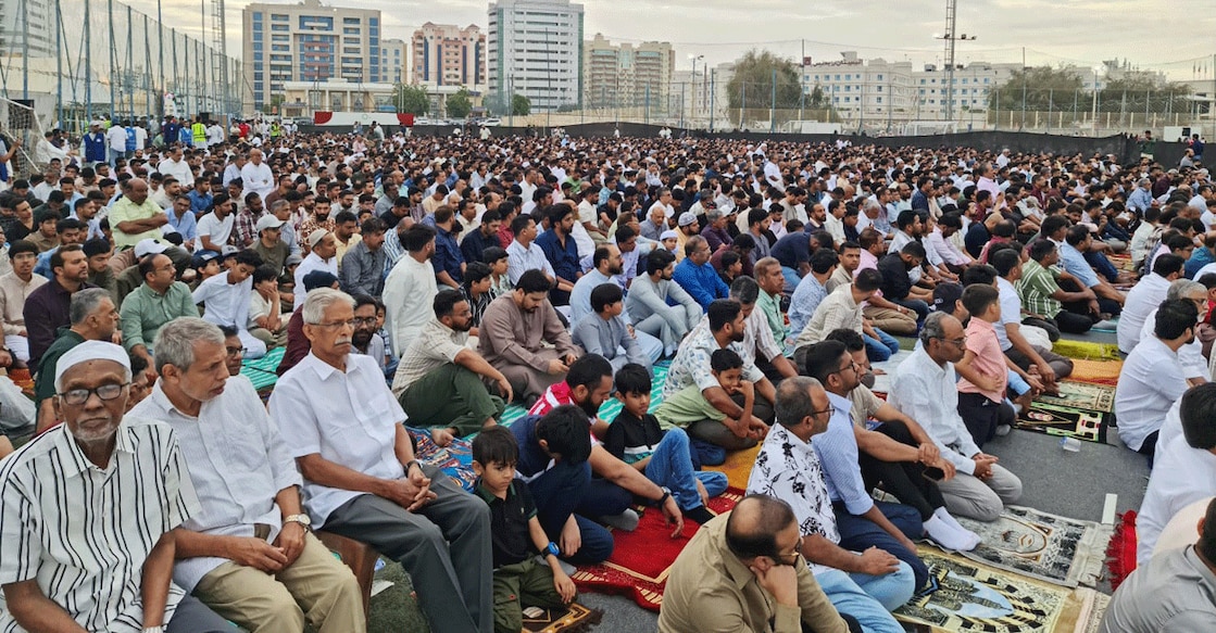 eidgah-for-malayalis-in-dubai-eid-prayer അല്ഖൂസ് അല്മനാര് സെന്റര് ഗ്രൗണ്ടിലെ ഇൗദ് ഗാഹിൽ നടന്ന പെരുന്നാൾ പ്രാർഥനയ്ക്ക് എത്തിയവർ. ക്രെഡിറ്റ്–സ്പെഷ്യൽ അറേഞ്ച്മെന്റ്.