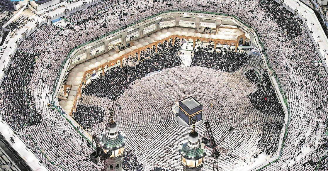 masjid-al-haram ഉംറ തീർഥാടകരാൽ തിങ്ങി നിറഞ്ഞ മസ്ജിദുൽ ഹറം. സുഗമമായി കർമം നിർവഹിക്കുന്നതിന് കഅബയ്ക്കു ചുറ്റുമുള്ള മതാഫും ഒന്നാം നിലയും തീർഥാടകർക്ക് മാത്രമായി റമസാനിൽ പരിമിതപ്പെടുത്തിയിരുന്നു.