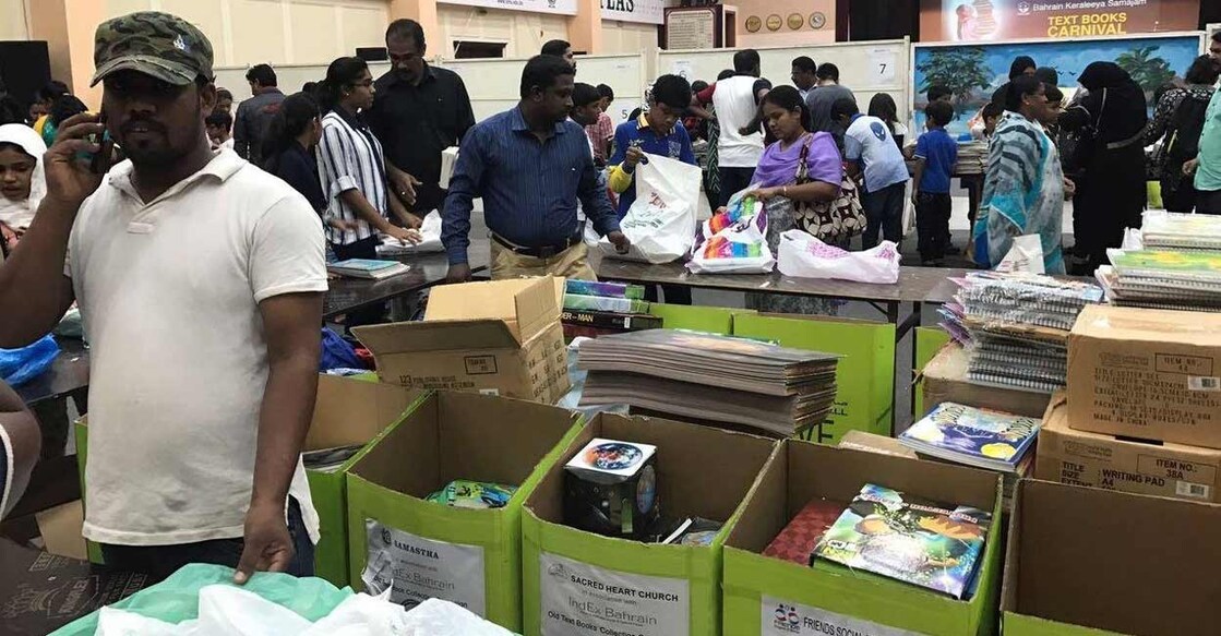 many-students-are-ready-to-continue-their-studies-in-the-textbooks-that-are-being-handed-over ഇൻഡക്സ് ബഹ്റൈൻ മുൻ വർഷങ്ങളിൽ സംഘടിപ്പിച്ച പുസ്തക കൈമാറ്റ പരിപാടികളിൽ നിന്ന്. ചിത്രം: ഇൻഡക്സ്