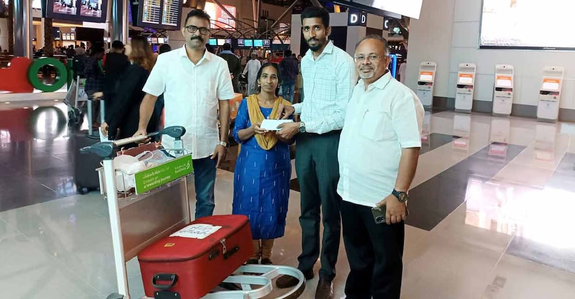 incas-oman-brought-yamuna-home യമുന ഇൻകാസ് ഒമാൻ പ്രവർത്തകർക്കൊപ്പം.