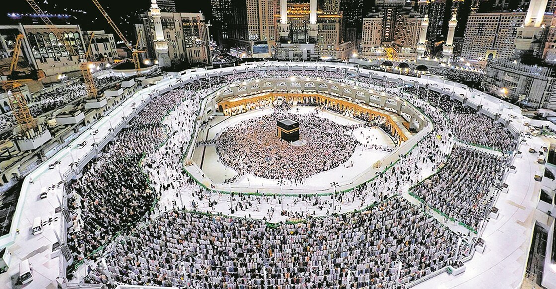 masjid-al-haram മക്കയിലെ മസ്ജിദുൽ ഹറമിൽ ഇന്നലെ രാത്രി പ്രാർഥന നിർവഹിക്കുന്നവരുടെ വിദൂര ദൃശ്യം.