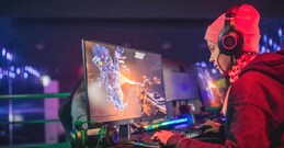 യുഎഇയിൽ ഗെയിം കളിച്ച് നേടാം 10 വർഷ വീസ; രാജ്യത്തെ ആദ്യ 'ഗെയിമിങ് വീസ' സ്വന്തമാക്കി അദ്നൻ മയാസി