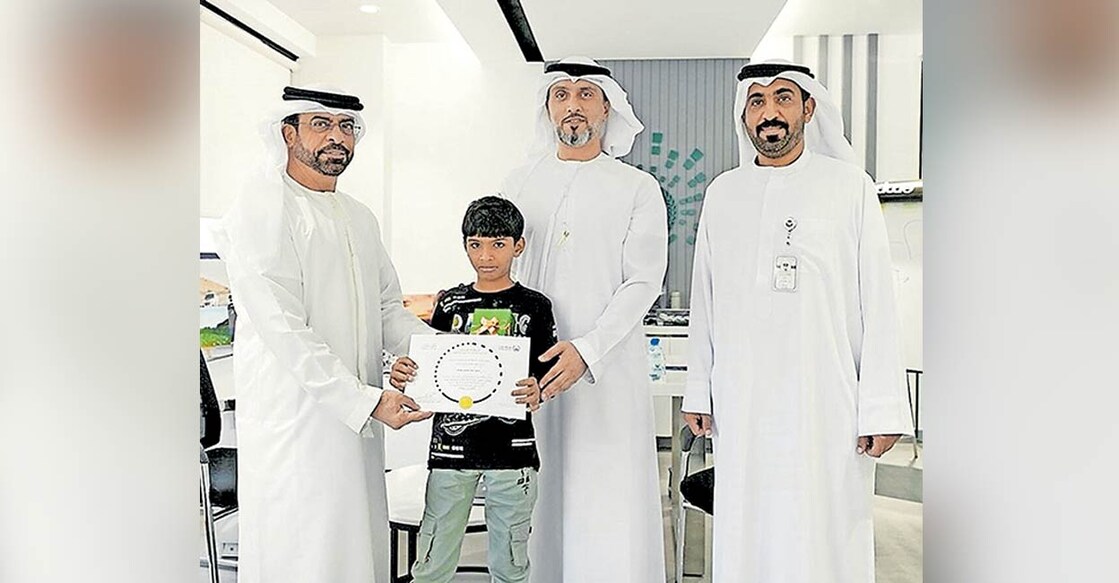dubai-police-honor ഭിന്നശേഷിക്കാരനായ ഇന്ത്യൻ ബാലൻ മുഹമ്മദ് അയാൻ യൂനിസിനെ ദുബായ് പൊലീസ് ആദരിച്ചപ്പോൾ.