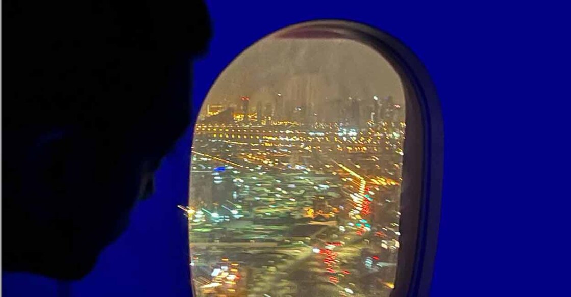travel-agencies-busy-preparing-special-packages-ahead-of-gulf-grand-tours-visa വിമാനത്തിനകത്ത് നിന്നുള്ള ദുബായുടെ രാത്രിക്കാഴ്ച. ചിത്രം: മനോരമ