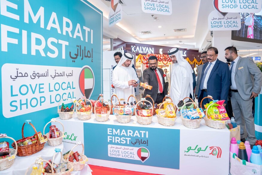 lulu-joins-hands-with-dubai-economy-and-tourism-det-to-support-small-and-medium-enterprises-development-sme ചെറുകിട ഇടത്തരം സംരംഭങ്ങളെ പ്രോത്സാഹിപ്പിക്കുന്നതിന്റെ ഭാഗമായുള്ള ധാരണപത്രം ഒപ്പുവയ്ക്കൽ ചടങ്ങിൽ ലുലു ഗ്രൂപ്പ് ഡയറക്ടർ എം.എ.സലീം, ദുബായ് എസ്എംഇ സിഇഒ അബ്ദുൽ ബാസത്ത് അൽ ജനാഹി, എന്റർപ്രൈസ് ഡവലപ്മെന്റ് വിഭാഗം ഡയറക്ടർ റഫാത് റദ്വാൻ വാഹ്ബേ, ലുലു ഡയറക്ടർ ജയിംസ് കെ. വർഗീസ് എന്നിവർ.