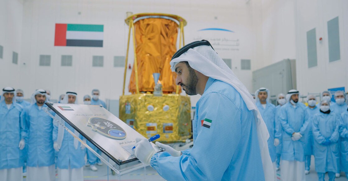 hamdan-bin-mohammed-approves-mbz-sat-for-launch ചിത്രത്തിന് കടപ്പാട്: വാം.