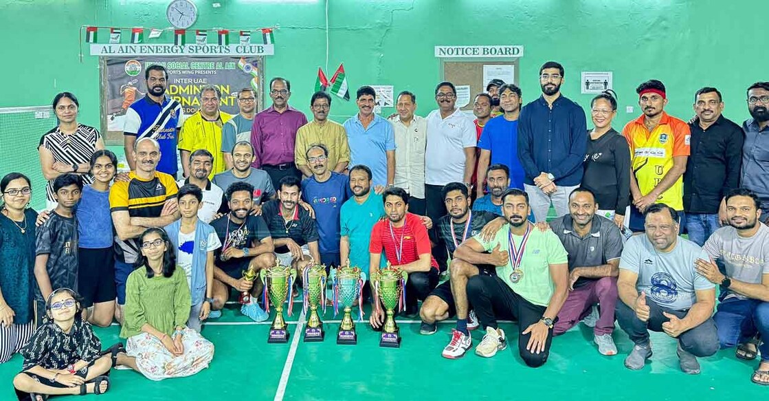 dilshad-arun-team-winners-in-inter-uae-shuttle-badminton-tournament ഷട്ടിൽ ബാഡ്മിന്റൺ ടൂർണമെന്റ് ജേതാക്കൾ സംഘാടകരോടൊപ്പം.
