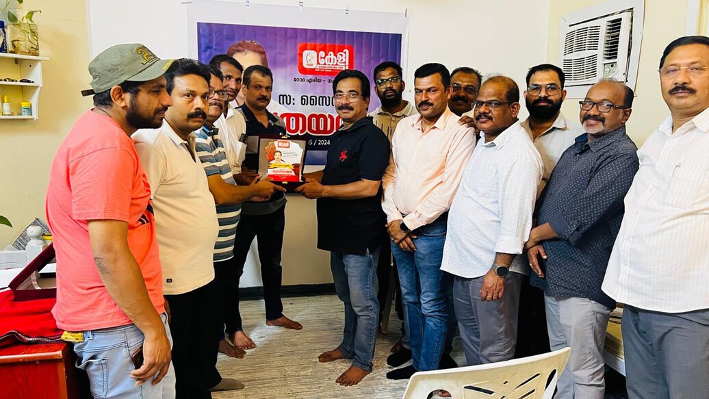 keli-bid-farewell-to-zainuddin യാത്രയയപ്പ് ചടങ്ങിൽ സൈനുദ്ദീൻ കേളിയുടെ ഉപഹാരം ഏറ്റുവാങ്ങുന്നു.