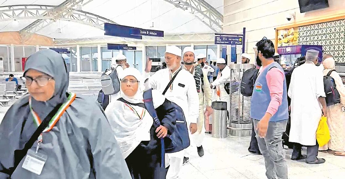 indian-pilgrim-haj മദീന രാജ്യാന്തര വിമാനത്താവളത്തിലെത്തിയ ഇന്ത്യൻ തീർഥാടകർ പുറത്തേക്കു വരുന്നു.