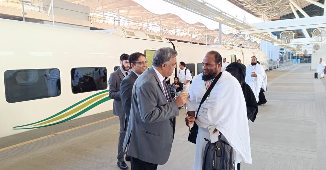 indian-pilgrims-travel-by-high-speed-train2 indian-pilgrims-travel-by-high-speed-train2