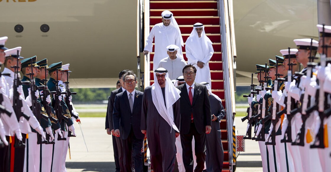 uae-president-arrives-republic-korea-state-visit കൊറിയൻ സന്ദർശനത്തിനായി യുഎഇ പ്രസിഡന്റ് ഷെയ്ഖ് മുഹമ്മദ് ബിൻ സായിദ് അൽ നഹ്യാൻ ഇന്ന്(ചൊവ്വ) സിയോളിലെത്തിയപ്പോള്. ചിത്രത്തിന് കടപ്പാട്: വാം.