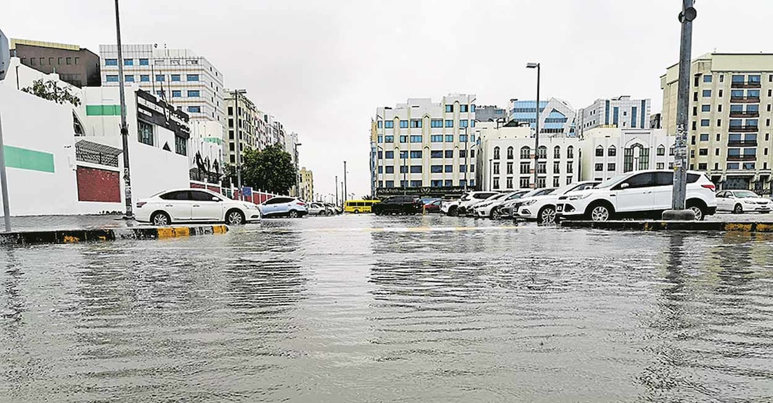uae-rain-abu-dhabi-musafa അബുദാബി മുസഫയിൽ മഴയെ തുടർന്നുണ്ടായ വെള്ളക്കെട്ട്. ചിത്രം: മനോരമ.