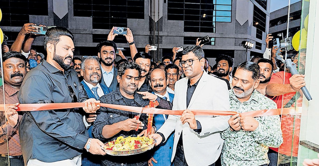 കരാമ എമിറേറ്റ്സ് പോസ്റ്റിനു സമീപം ജൂനിയർ കുപ്പണ്ണ റസ്റ്ററന്റ് സംഗീത സംവിധായകൻ യുവാൻ ശങ്കർ രാജ ഉദ്ഘാടനം ചെയ്യുന്നു.