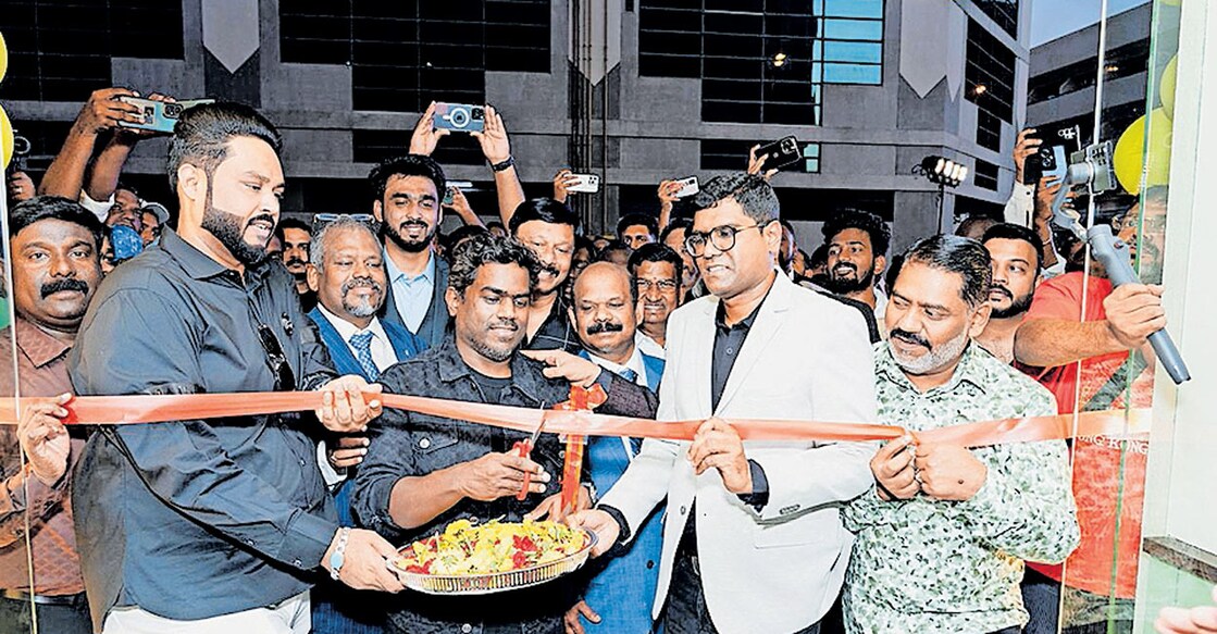 junior-kuppanna-restaurant-opening-dubai-karama കരാമ എമിറേറ്റ്സ് പോസ്റ്റിനു സമീപം ജൂനിയർ കുപ്പണ്ണ റസ്റ്ററന്റ് സംഗീത സംവിധായകൻ യുവാൻ ശങ്കർ രാജ ഉദ്ഘാടനം ചെയ്യുന്നു.