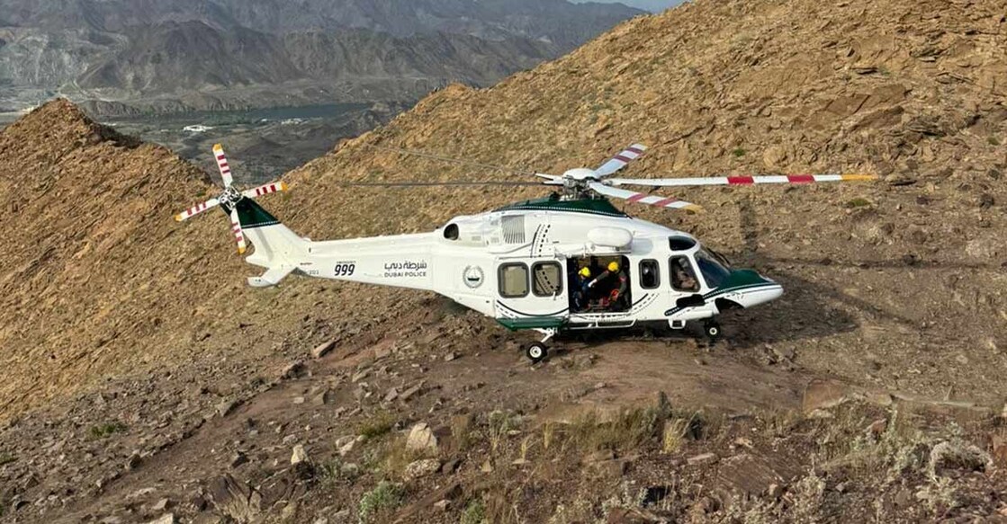 dubai-police-rescue ഹത്ത പർവതനിരകളിൽ കുടുങ്ങിയ ബ്രിട്ടിഷ് വിനോദസഞ്ചാരിയെ ദുബായ് പൊലീസിന്റെ എയർ വിങ്ങും ബ്രേവ് സ്ക്വാഡും ചേർന്ന് ഹെലികോപ്റ്ററിൽ രക്ഷപ്പെടുത്തുന്നു.Image Credit:DUBAI POLICE