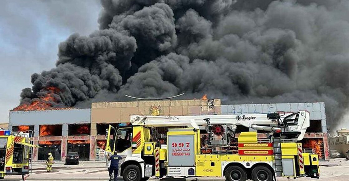 man-stabs-woman-sets-store-on-fire-in-ajman അജ്മാനിൽ യുവതിയെ കുത്തിപ്പരുക്കേൽപ്പിച്ച ശേഷം ഏഷ്യൻ യുവാവ് കടയ്ക്ക് തീയിട്ടപ്പോൾ അണയ്ക്കാനെത്തിയ സിവിൽഡിഫൻസ്. Credit: Ajman Police.