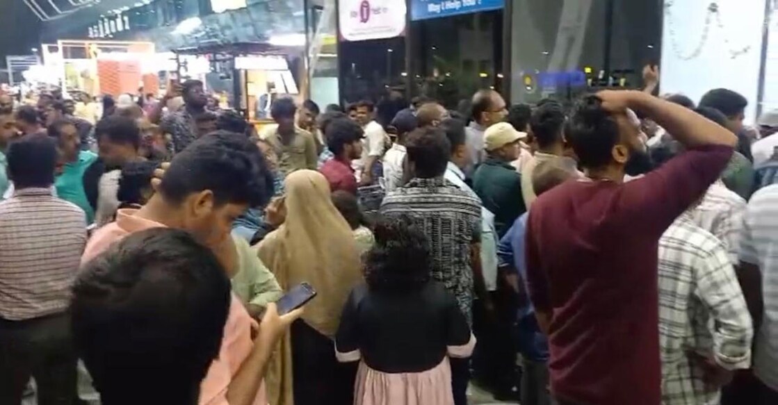 air-india-express-cancels-80-flights-passengers-protest-in-kerala തിരുവനന്തപുരം രാജ്യാന്തര വിമാനത്താവളത്തിൽ കുടുങ്ങിയ അബുദാബി, ദുബായ് എയർ ഇന്ത്യ എക്സ്പ്രസ് യാത്രക്കാർ. Credit-special arrangement.