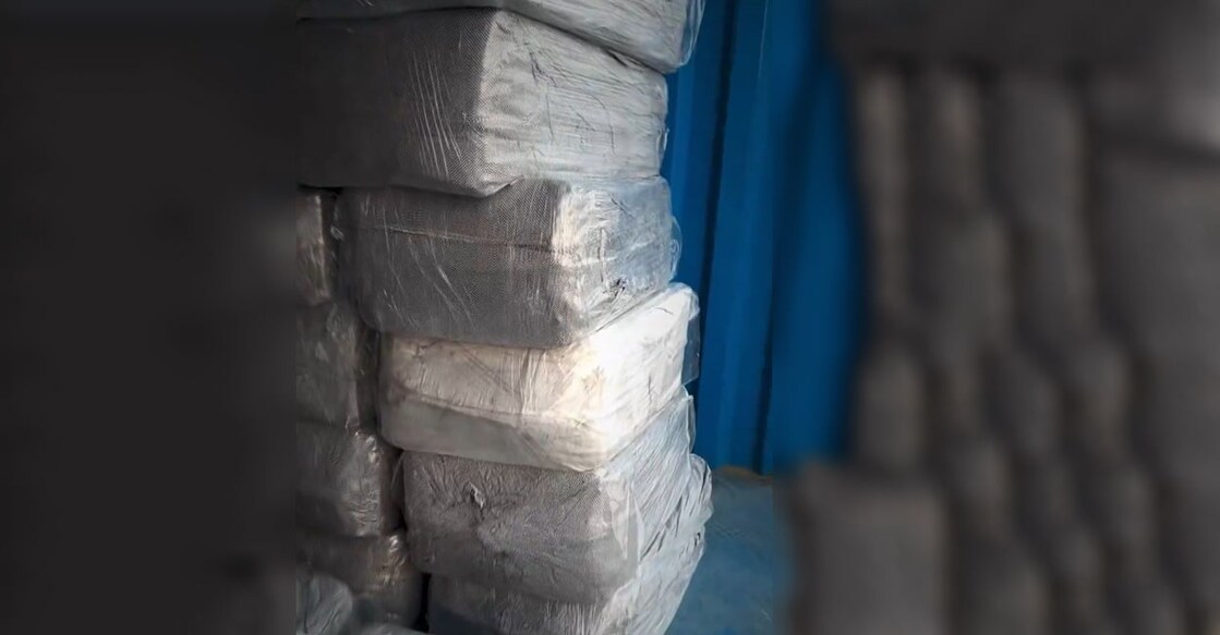 qatar-customs-foil-major-smuggling-attempt-at-hamad-and-southern-sea-port ട്രെയ്ലറില് നിന്ന് കണ്ടെത്തിയ നിരോധിത പുകയില.