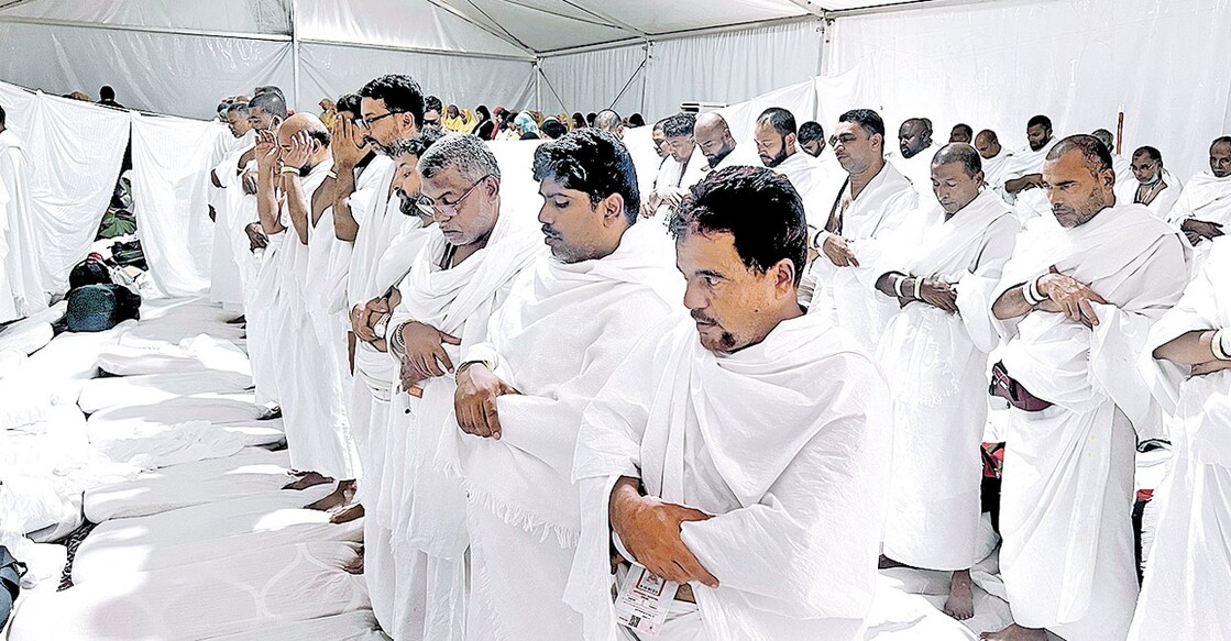 മിനായിലെ കൂടാരത്തിൽ പ്രാർഥന നിർവഹിക്കുന്ന മലയാളി തീർഥാടകർ. ചിത്രം: നിസാർ റഷീദ്