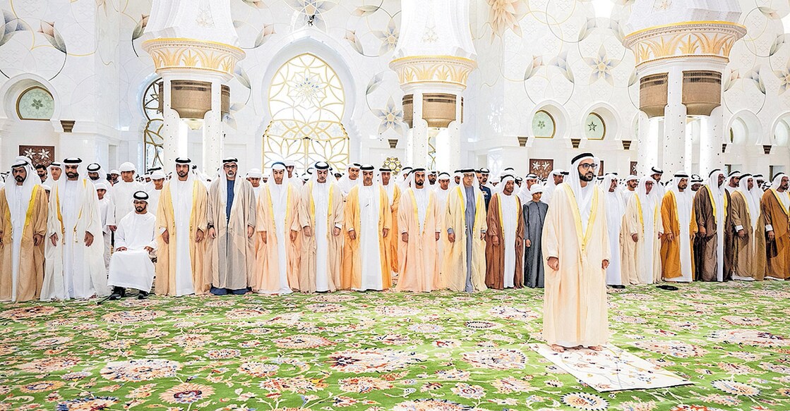 both-uae-citizen-and-foreigners-in-the-uae-celebrated-the-festival-of-eid-ul-adha യുഎഇ വൈസ് പ്രസിഡന്റും ഉപപ്രധാനമന്ത്രിയും പ്രസിഡൻഷ്യൽ കോർട്ട് ചെയർമാനുമായ ഷെയ്ഖ് മൻസൂർ ബിൻ സായിദ് അൽ നഹ്യാൻ, അബുദാബി കിരീടാവകാശി ഷെയ്ഖ് ഖാലിദ് ബിൻ മുഹമ്മദ് ബിൻ സായിദ് അൽ നഹ്യാൻ, ആഭ്യന്തര മന്ത്രിയും ഉപപ്രധാനമന്ത്രിയുമായ ഷെയ്ഖ് സെയ്ഫ് ബിൻ സായിദ് അൽ നഹ്യാൻ, സഹിഷ്ണുതാ മന്ത്രി ഷെയ്ഖ് നഹ്യാൻ ബിൻ മുബാറക് അൽ നഹ്യാൻ തുടങ്ങിയവർ അബുദാബി ഷെയ്ഖ് സായിദ് ഗ്രാൻഡ് മോസ്ക്കിൽ പെരുന്നാൾ നമസ്കാരം നിർവഹിക്കുന്നു.