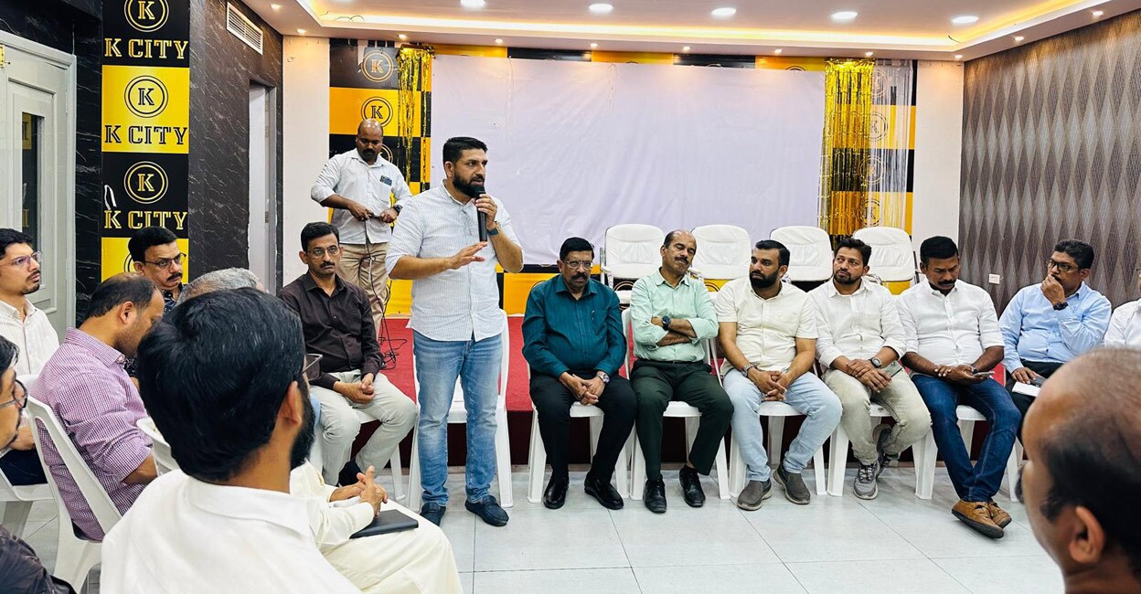 manama-souq-fire-traders-and-employees-lost-everything6 സാമൂഹ്യ പ്രവർത്തകരുടെ നേതൃത്വത്തിൽ നടന്ന യോഗം.