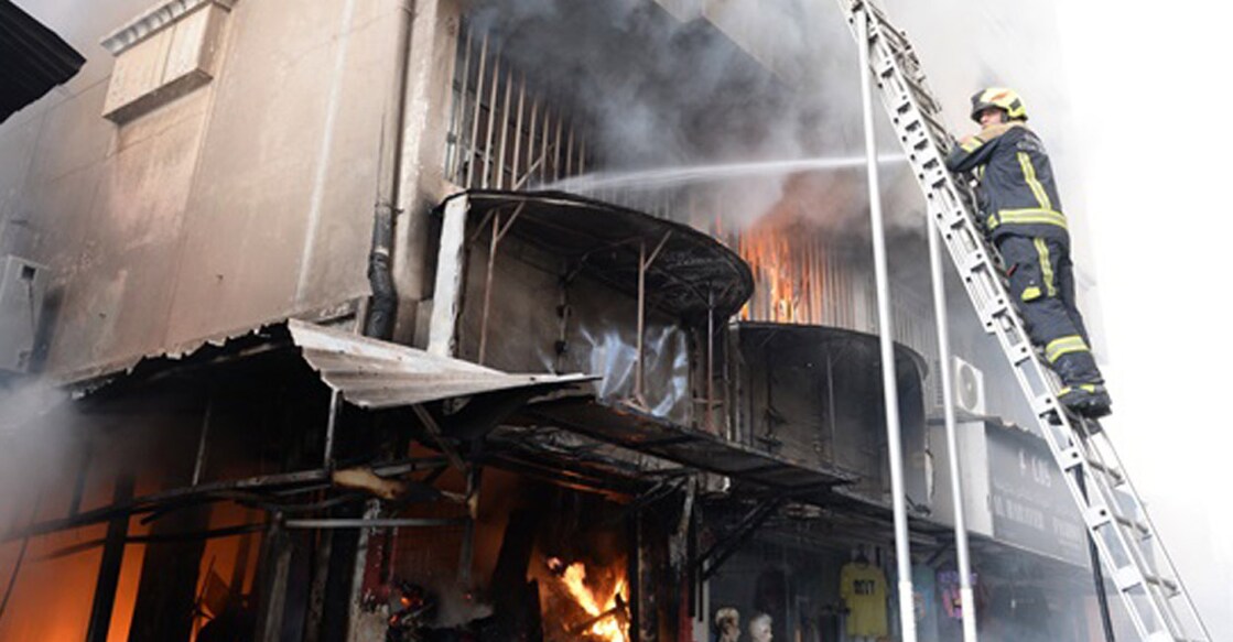 manama-souq-fire-traders-and-employees-lost-everything ചിത്രത്തിന് കടപ്പാട്: ബഹ്റൈൻ ന്യൂസ് ഏജൻസി