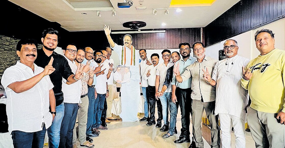 കെപിസിസി പ്രസിഡന്റ് കെ.സുധാകരന്റെ കട്ടൗട്ടുമായി ആഹ്ലാദം പങ്കിടുന്ന ദുബായിലെ ഇൻകാസ് പ്രവർത്തകർ.
