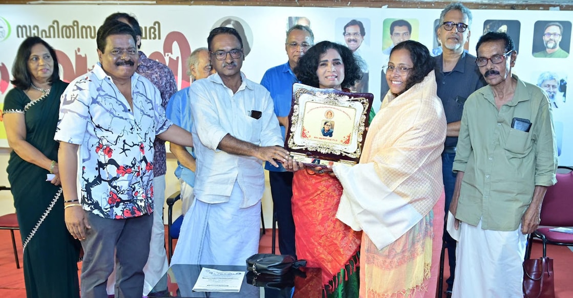 muttathu-varkey-award-ancy-bhai പ്രൊഫ. ഡോ. മാത്യൂ ജെ. മുട്ടം ഡോ. ആൻസി ഭായ്ക്ക് അവാർഡ് സമ്മാനിച്ചു.