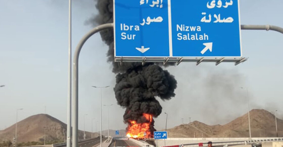 driver-dies-after-fuel-tanker-catches-fire-in-oman ഒമാനില് ഇന്ധന ടാങ്കറിന് തീ പിടിച്ചു. ചിത്രം: ആര്ഒപി ട്രാഫിക്
