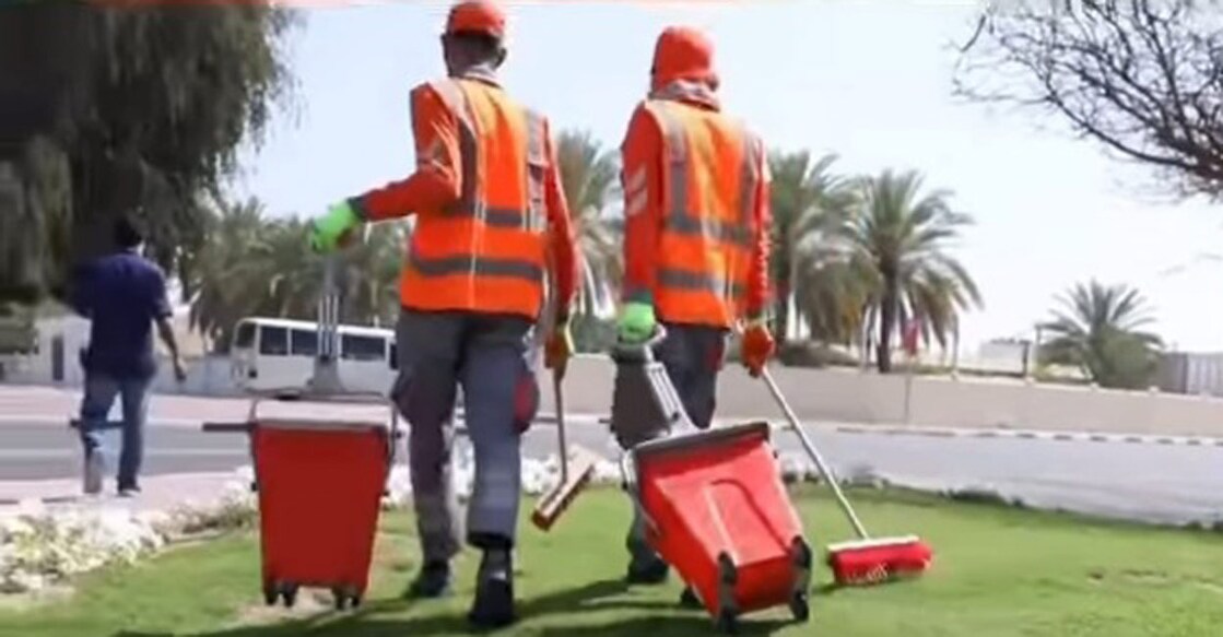 waste-management-in-dubai-unveiling-secrets-to-impeccable-waste-management ദുബായിലെ ശുചീകരണ തൊഴിലാളികൾ. ചിത്രം: സ്പെഷൽ അറേഞ്ച്മെന്റ്