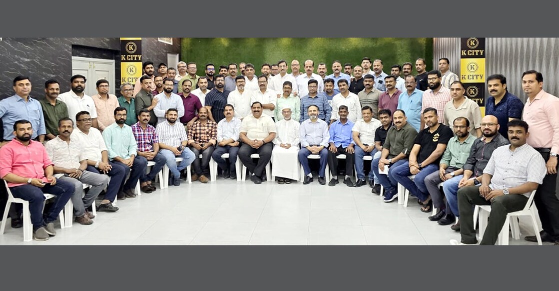 manama-souq-fire-65-organizations-came-for-help മനാമയിലെ തീപിടുത്തത്തിൽ ഇരയാവർക്ക് കൈത്താങ്ങുമായി എത്തിയ സംഘടനാപ്രതിനിധികൾ ഒത്തുചേർന്നപ്പോൾ.