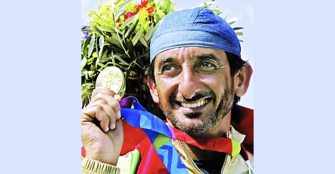 uae-sets-out-journey-paris-2024-olympic-games അഹമദ് ബിൻ മുഹമ്മദ് ബിൻ ഹാഷർ അൽ മക്തൂം ഒളിംപിക്സ് മെഡലുമായി. ചിത്രം: വാം.