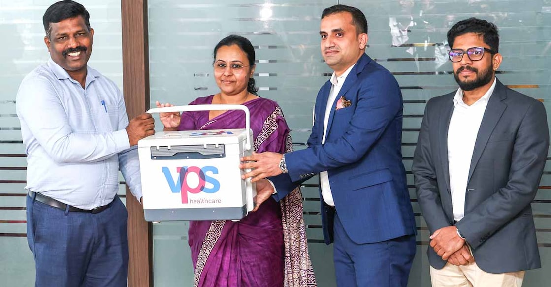 minister-veena-george-receives-the-first-batch-of-the-life-saving-drug-miltefosine അമീബിക് മസ്തിഷ്ക ജ്വരം ചികിത്സിക്കാനായി ജർമ്മനിയിൽ നിന്ന് ഡോ. ഷംഷീർ വയലിൽ എത്തിച്ച മരുന്ന് വിപിഎസ് ഹെൽത്ത്കെയർ ഇന്ത്യ മേധാവി ഹാഫിസ് അലിയിൽ നിന്ന് ആരോഗ്യമന്ത്രി വീണ ജോർജ് ഏറ്റുവാങ്ങുന്നു.