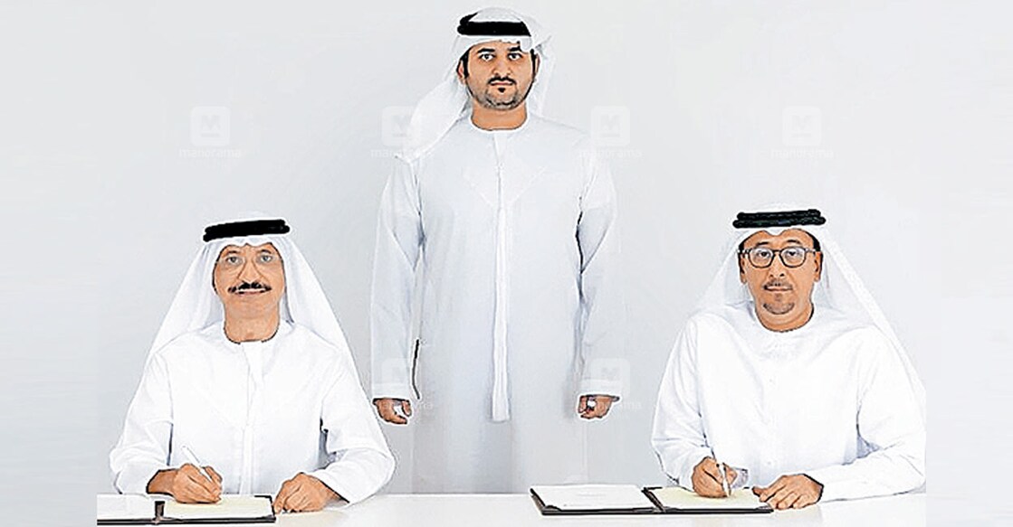 new-deal-signed-to-develop-worlds-largest-20-million-square-feet-car-market-in-dubai ദുബായ് ഒന്നാം ഉപഭരണാധികാരിയും യുഎഇ ഉപപ്രധാന മന്ത്രിയും ധനമന്ത്രിയുമായ ഷെയ്ഖ് മക്തൂം ബിൻ മുഹമ്മദ് ബിൻ റാഷിദ് മക്തൂമിന്റെ സാന്നിധ്യത്തിൽ ദുബായ് മുനിസിപ്പാലിറ്റി ഡയറക്ടർ ജനറൽ ദാവൂദ് അബ്ദുൽറഹ്മാൻ അൽഹാജിരിയും ഡിപി വേൾഡ് സിഇഒ സുൽത്താൻ അഹ്മദ് ബിൻ സുലായമും കാർ മാർക്കറ്റ് കരാറിൽ ഒപ്പുവച്ചപ്പോൾ.
