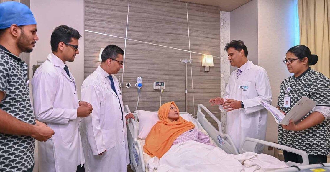 super-urgent-liver-transplant-surgery-for-indonesian-woman-in-abudhabi വിജയകരമായ കരൾ മാറ്റ ശസ്ത്രക്രിയയ്ക്ക് ശേഷം മെഡിക്കൽ സംഘം നൂറിനൊപ്പം. ചിത്രം: സ്പെഷൽ അറേഞ്ച്മെന്റ്