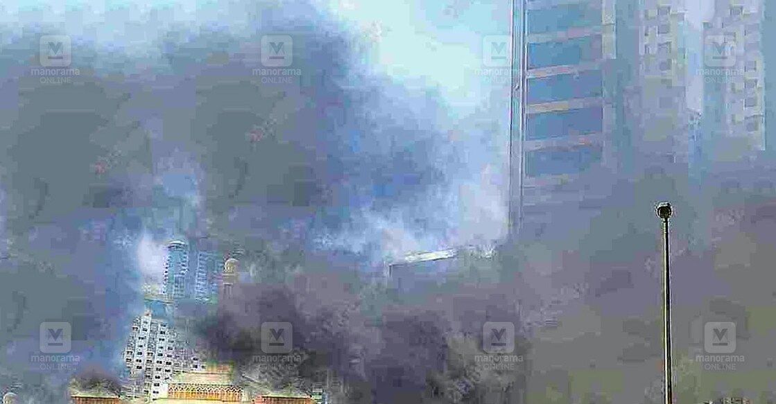 there-was-fire-at-the-sharjah-almajaz-substation-resulting-in-significant-damage ഷാർജയിലെ അൽമജാസ് സബ്സ്റ്റേഷനിലുണ്ടായ തീപിടിത്തം.