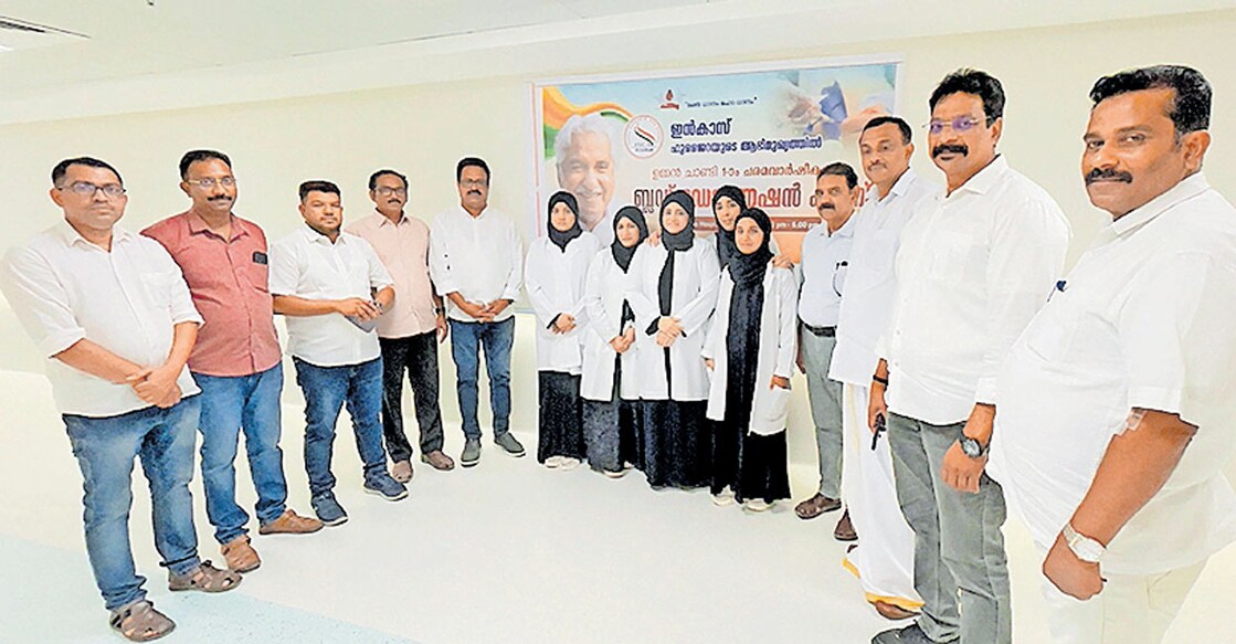 ഉമ്മൻ ചാണ്ടിയുടെ ഒന്നാം ചരമവാർഷികത്തിന്റെ ഭാഗമായി ഫുജൈറ ഇൻകാസിന്റെ നേതൃത്വത്തിൽ നടത്തിയ രക്തദാന ക്യാംപിൽ പങ്കെടുത്തവർ.