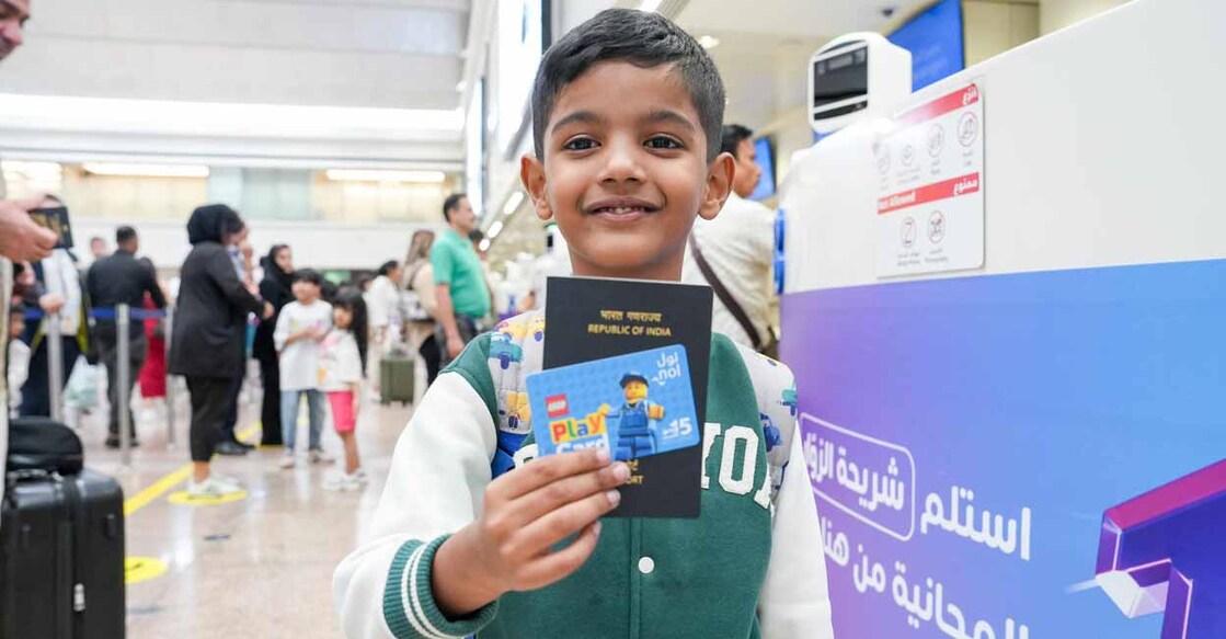 dubai-metro-turns-15-10000-metro-nol-cards-distributed-free-of-cost-at-dubai-international-airport ദുബായ് രാജ്യാന്തര വിമാനത്താവളത്തിൽ നിന്ന് ലഭിച്ച നോൽ കാർഡുമായി യാത്രക്കാരനായ ഇന്ത്യൻ ബാലൻ. ചിത്രം: സ്പെഷൽ അറേഞ്ച്മെന്റ്