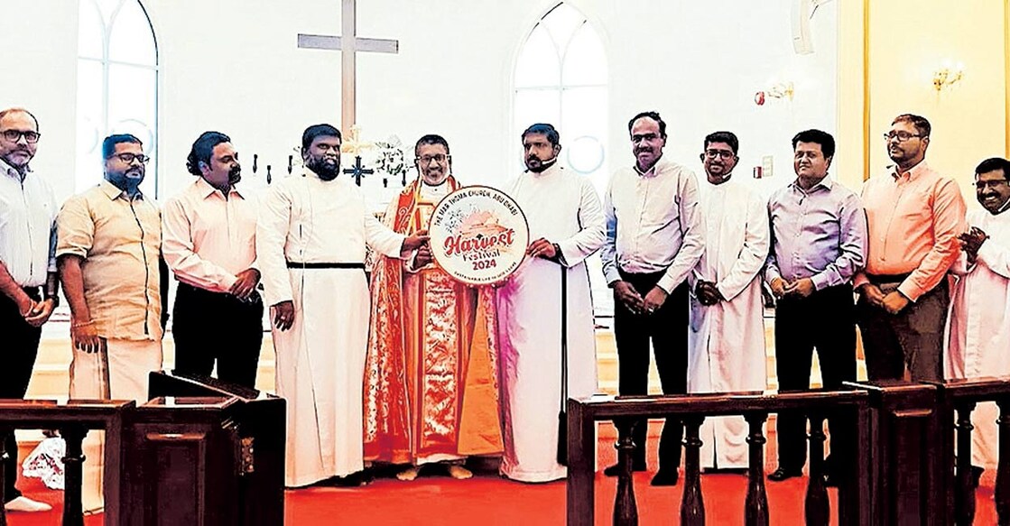 മാർത്തോമ്മാ ഇടവക നവംബർ 24ന് സംഘടിപ്പിക്കുന്ന കൊയ്ത്തുത്സവത്തിന്റെ ലോഗോ റാന്നി നിലയ്ക്കൽ ഭദ്രാസന സെക്രട്ടറി റവ.തോമസ് കോശി പുറത്തിറക്കുന്നു.